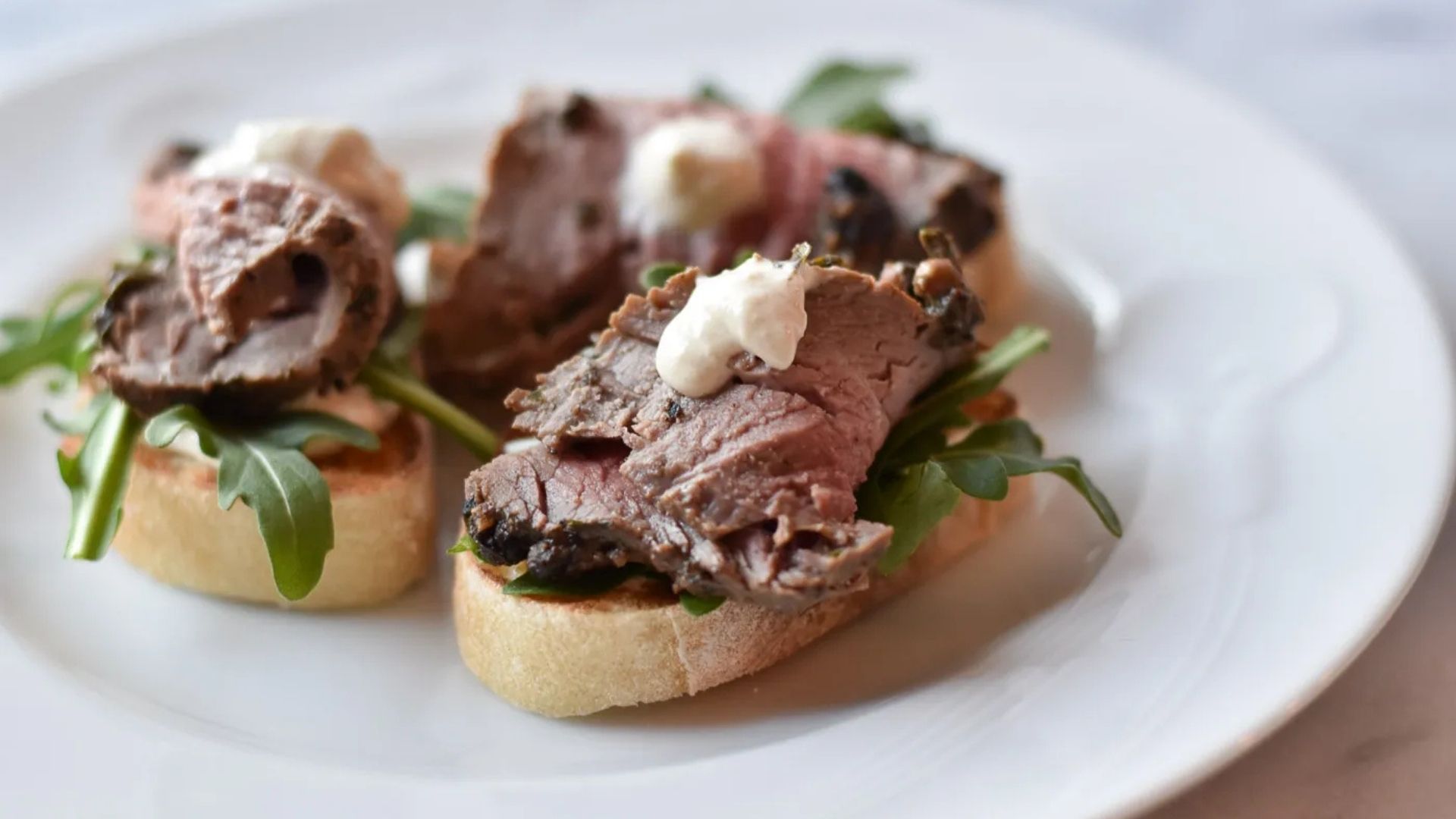 Beef Tenderloin Crostini with Velvety Horseradish Sauce